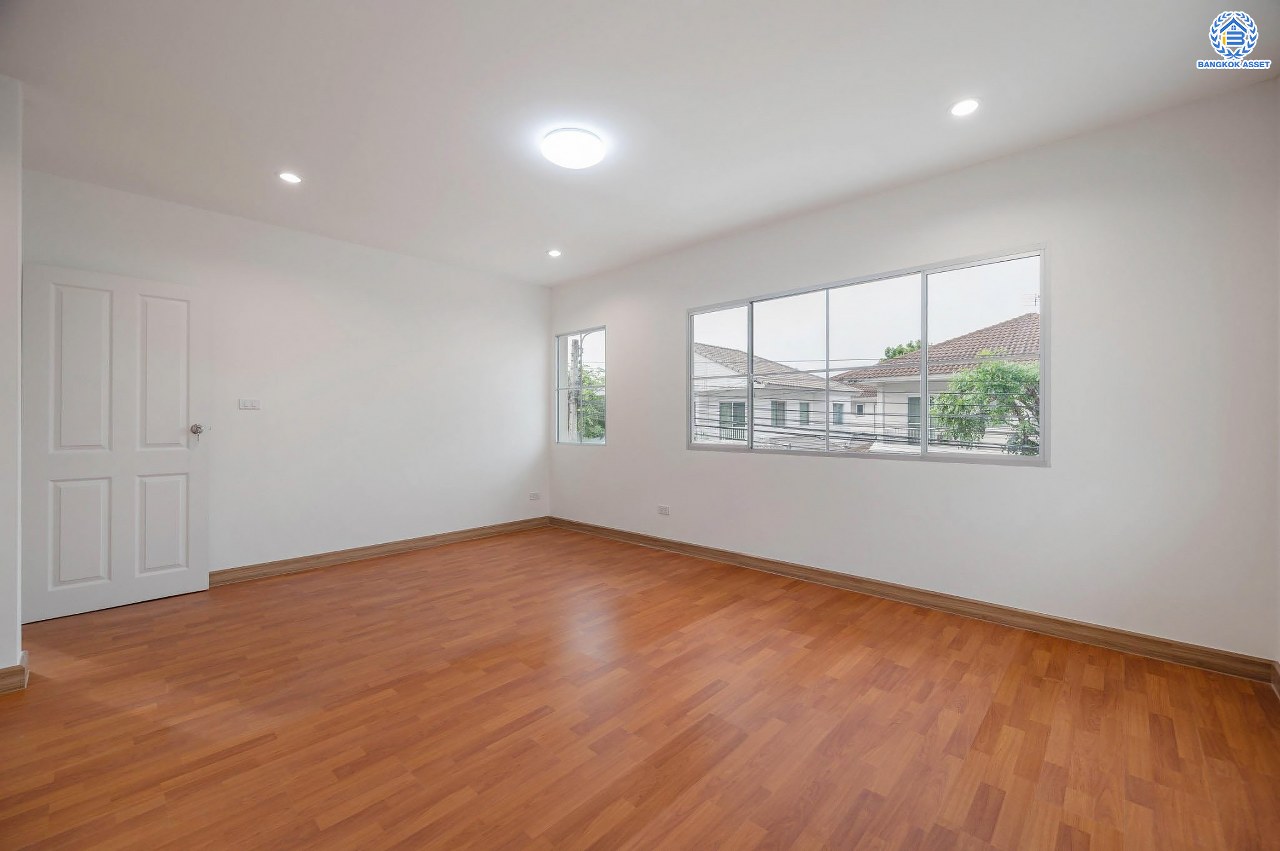 บ้านมือสองตกแต่งใหม่ คุณภาพแบรนด์ LH โครงการ ชัยพฤกษ์ ราชพฤกษ์-แจ้งวัฒนะ เนื้อที่ 66 ตร.ว. ฟังก์ชัน 3 ห้องนอน 3 ห้องน้ำ 2 ที่จอดรถ ภายในตกแต่งหรูหรา บนทำเลติดถนนราชพฤกษ์ เชื่อมสู่แจ้งวัฒนะได้อย่างรวดเร็ว ใกล้รถไฟฟ้าสายสีชมพู "ปากเกร็ด" จุดขึ้นทางด่วน "แจ้งวัฒนะ" โรบินสัน ไลฟ์สไตล์ ราชพฤกษ์ และ โลตัส นอร์ธราชพฤกษ์